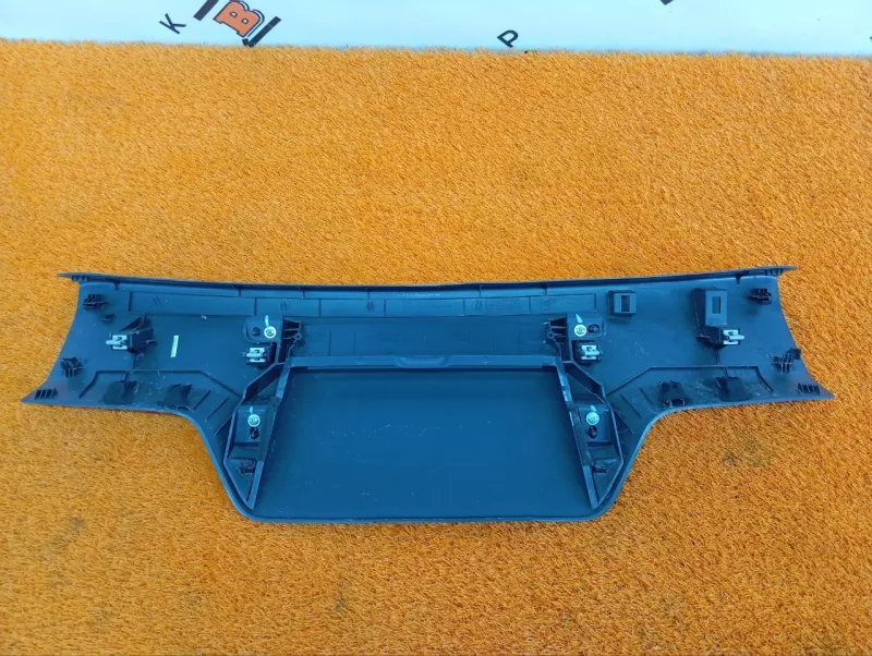 Обшивка двери багажника