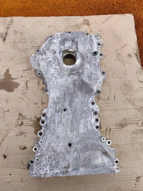 Крышка двигателя передняя