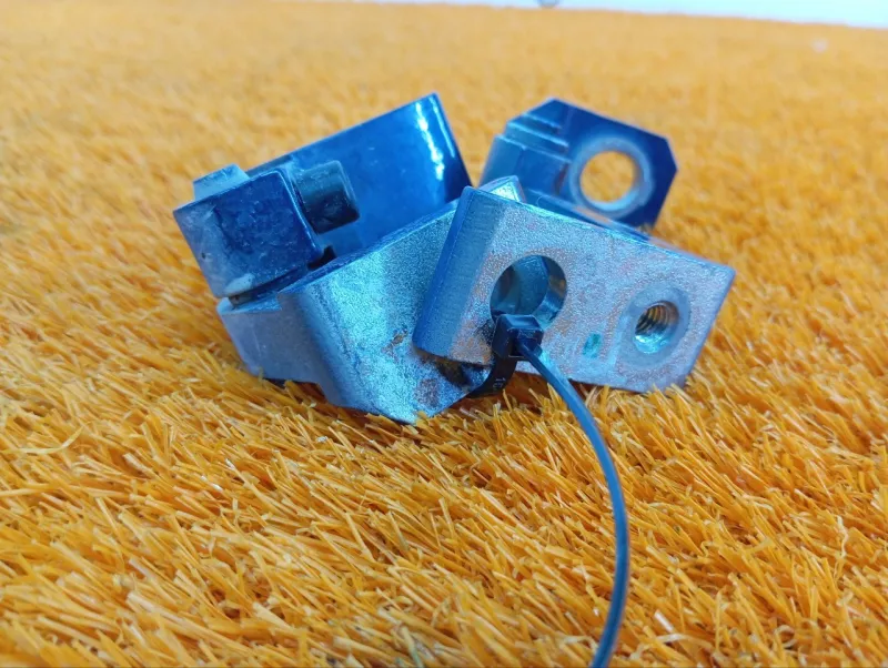 Петля двери