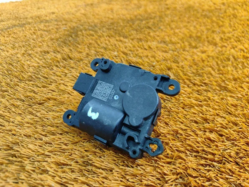 Сервопривод заслонок печки