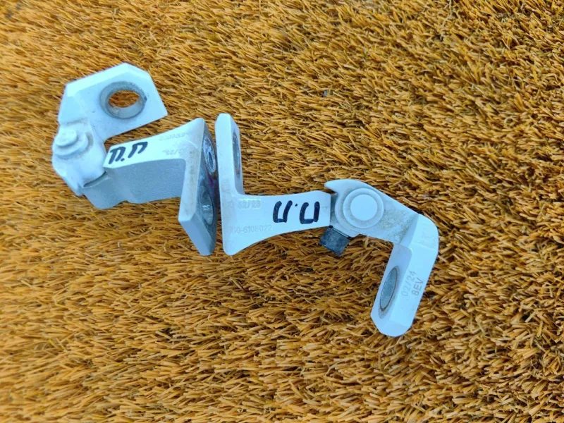 Петля двери