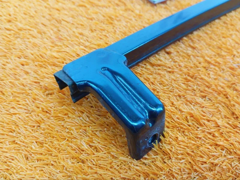 Направляющая стекла двери