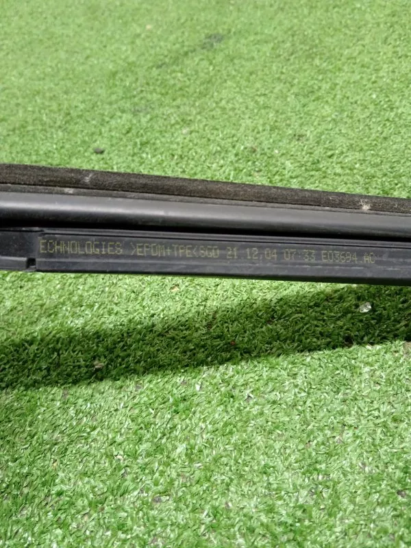 Уплотнитель стекла двери