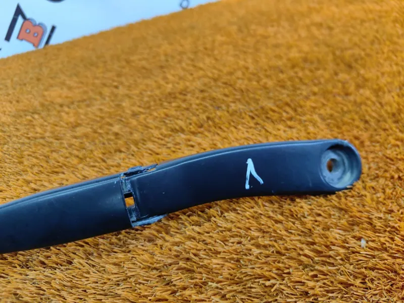 поводок стеклоочистителя