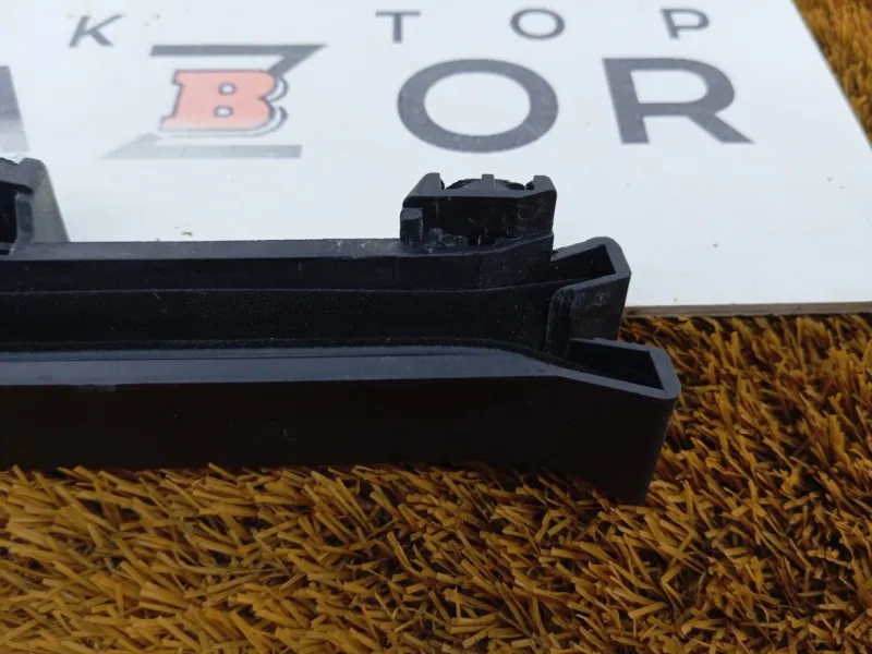 Направляющая стекла двери