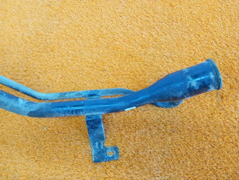 Горловина топливного бака