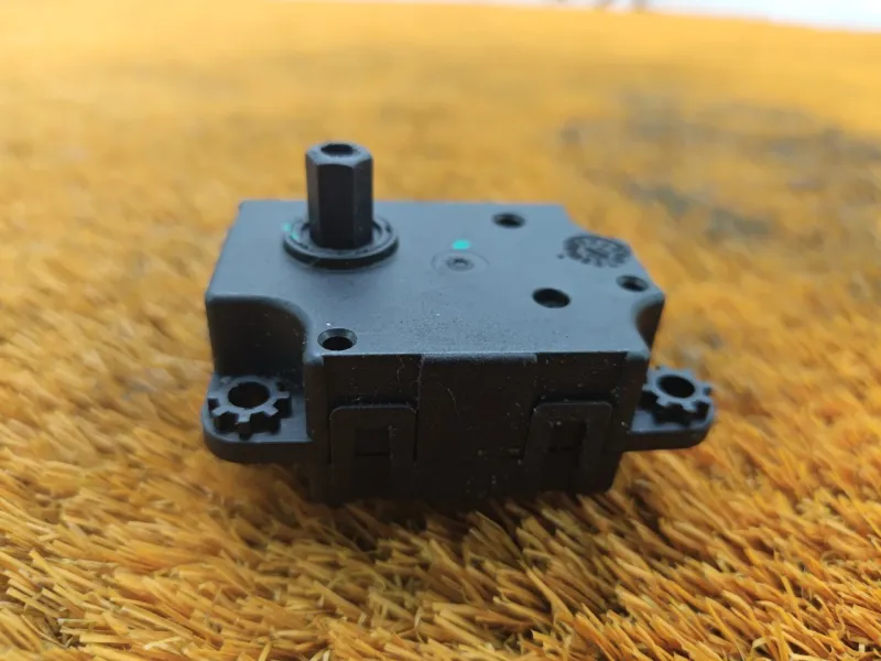 Сервопривод заслонок печки