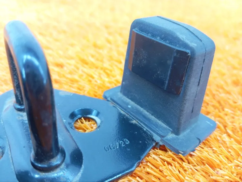 Ответная часть замка багажника