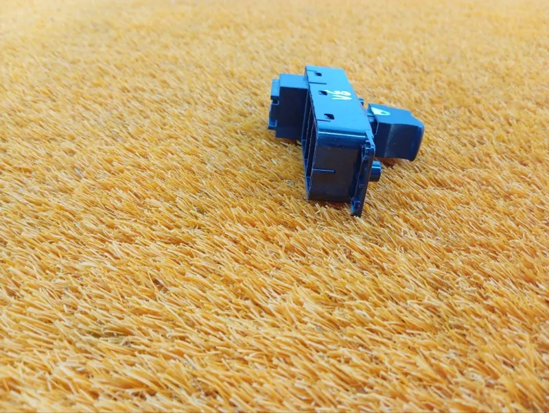 Кнопка стеклоподъемника