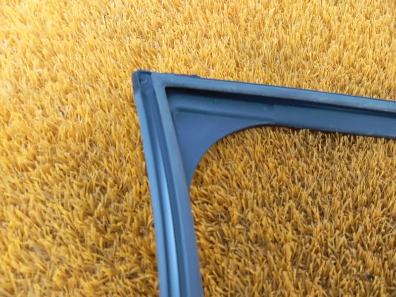 Уплотнитель стекла двери