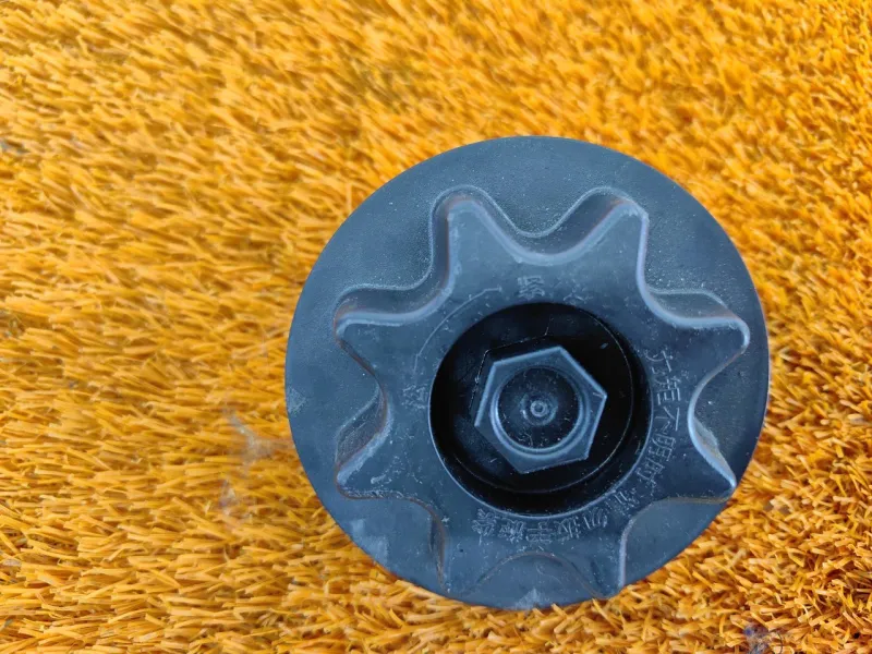 Болт крепления запасного колеса