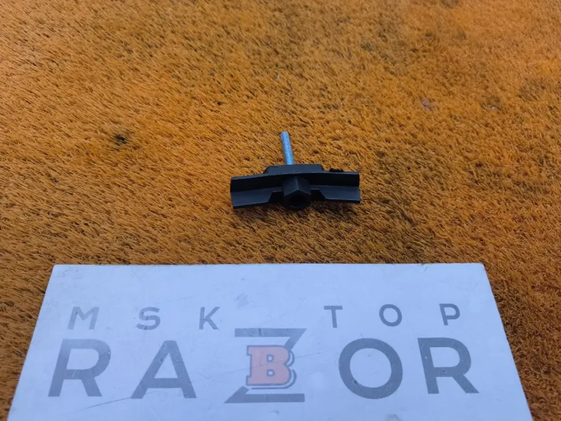 Болт крепления запасного колеса