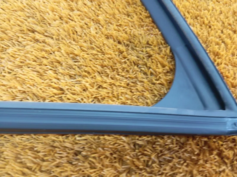 Уплотнитель стекла двери