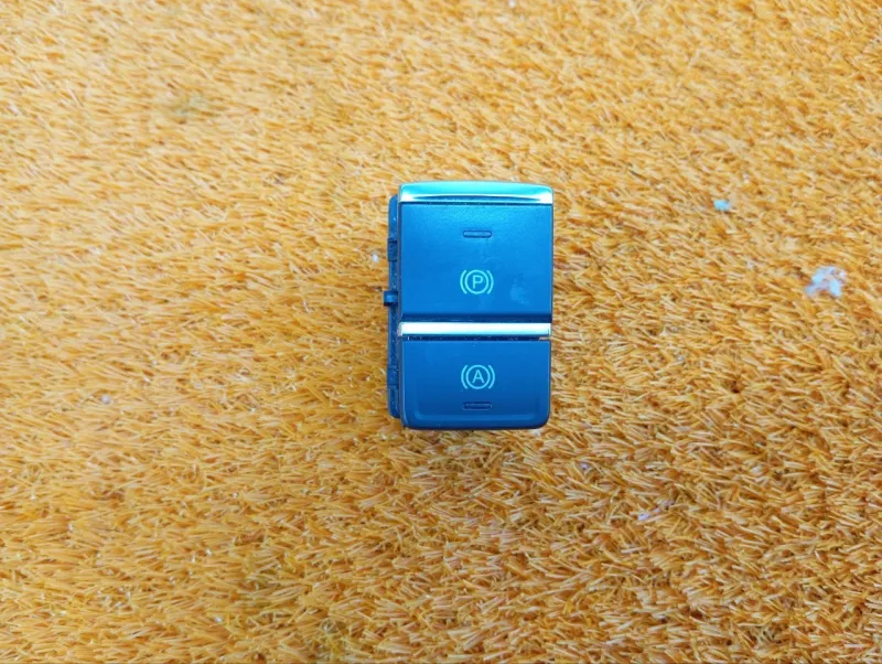 Кнопка стояночного тормоза