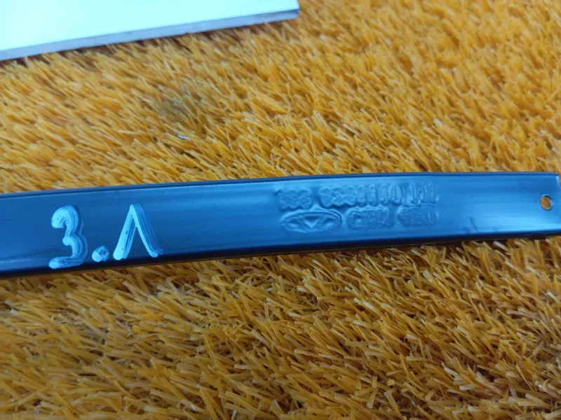 Направляющая стекла двери