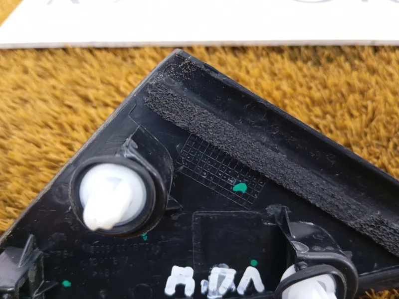 Уголок двери