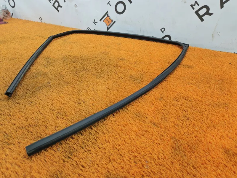 Уплотнитель стекла двери