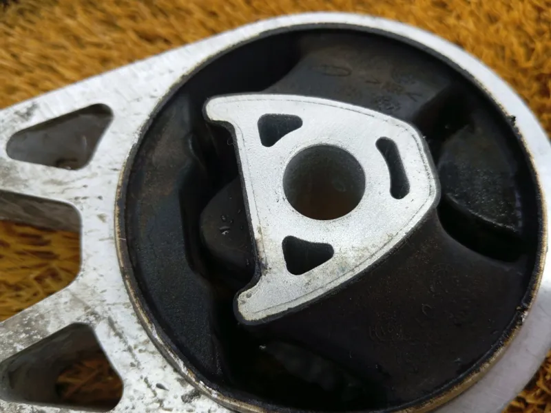 Подушка двигателя