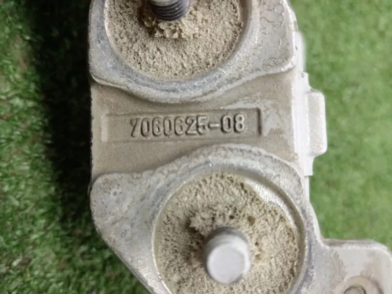 Петля двери багажника