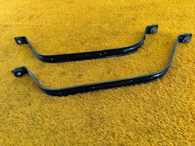 Крепление топливного бака