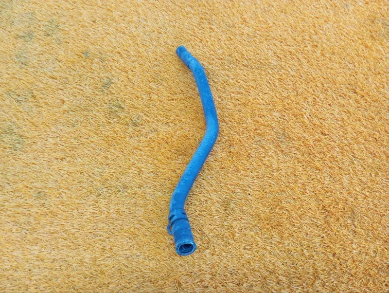 Патрубок системы охлаждения