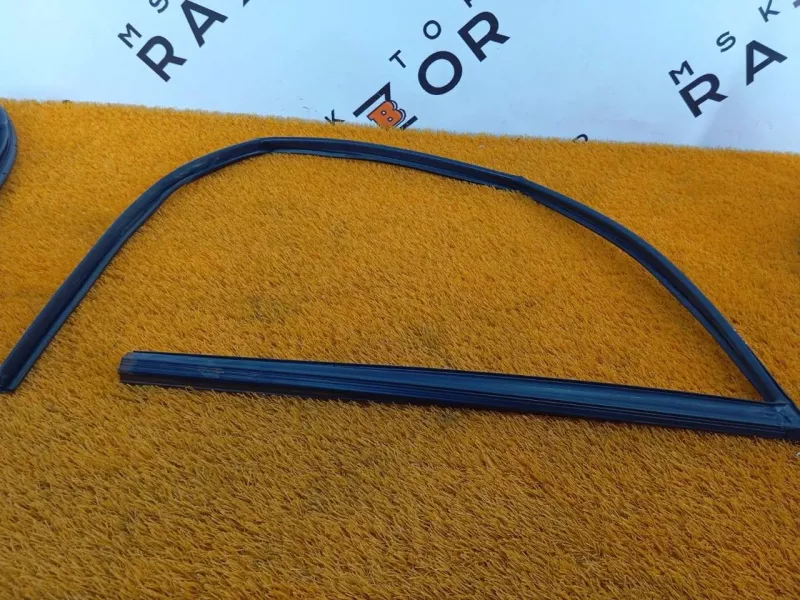 Уплотнитель стекла двери