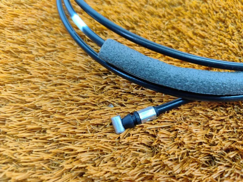 Трос лючка топливного бака