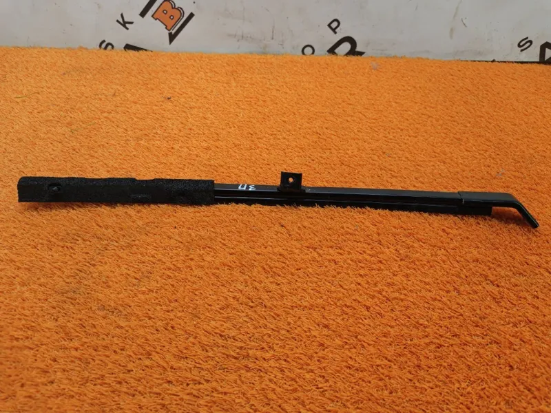 Направляющая стекла двери