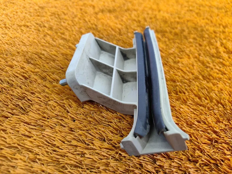 Направляющая стекла двери