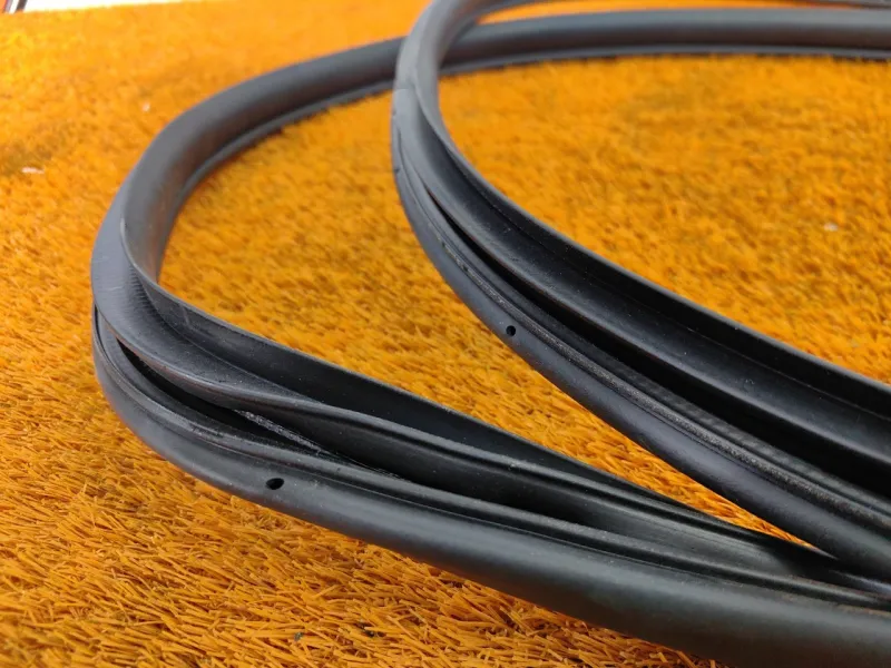 Уплотнитель проема двери