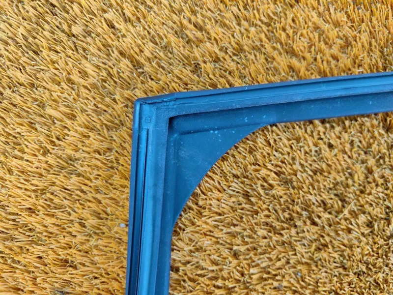 Уплотнитель стекла двери