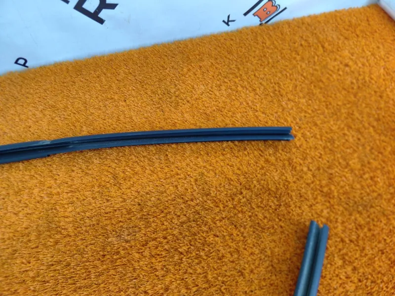 Уплотнитель стекла двери