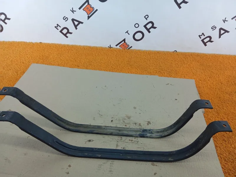 Крепление топливного бака