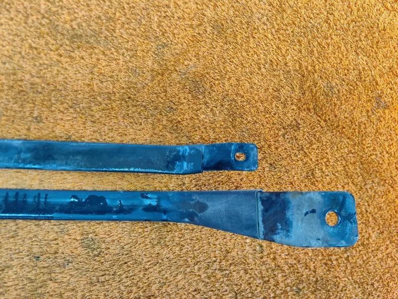 Крепление топливного бака