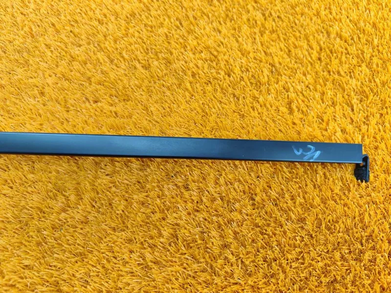 Направляющая стекла двери