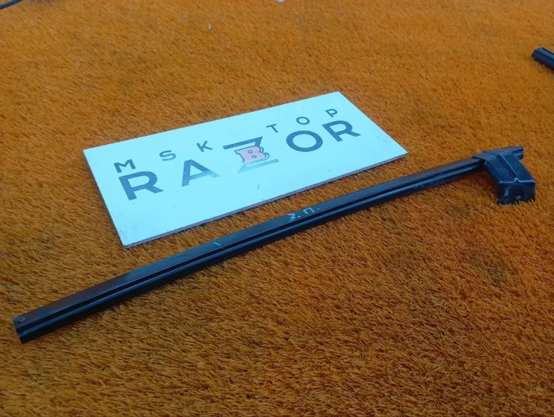 Направляющая стекла двери