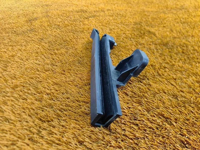 Направляющая стекла двери