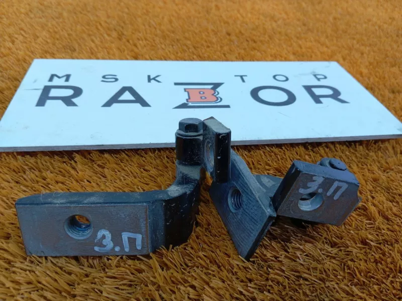 Петля двери