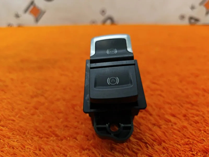 Кнопка стояночного тормоза