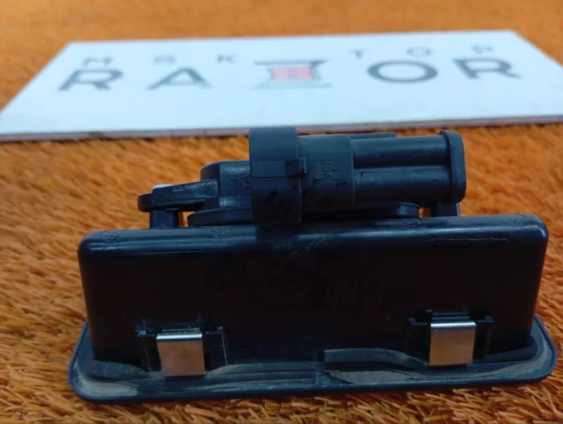 Кнопка открывания багажника