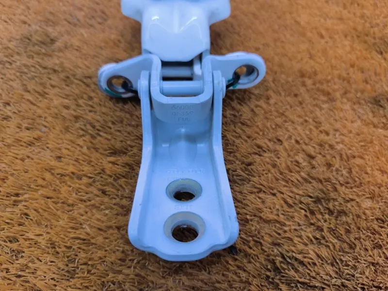 Петля двери