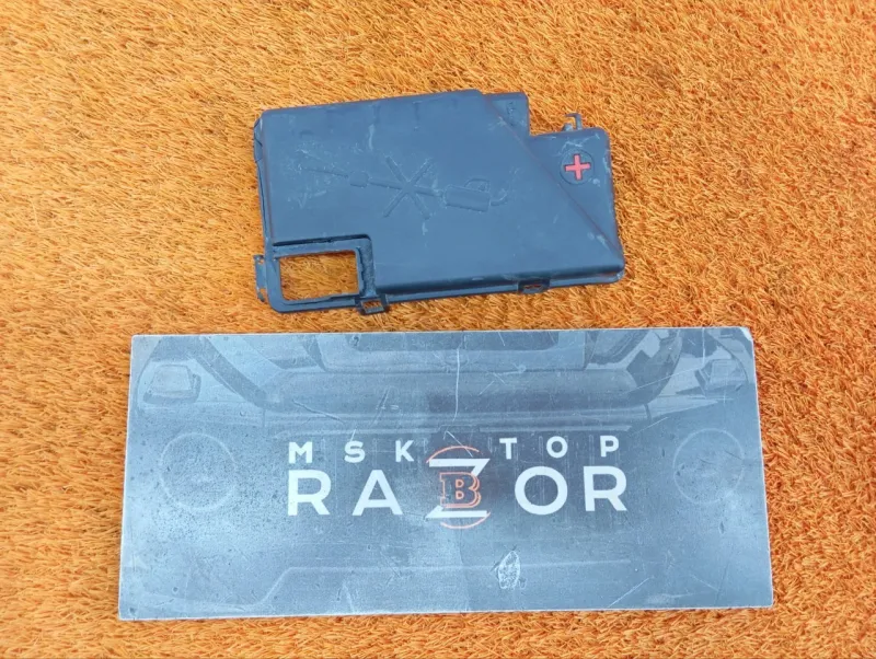 Крышка блока предохранителей