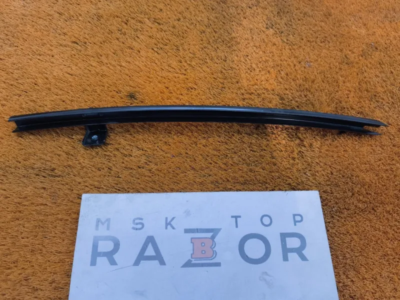 Направляющая стекла двери