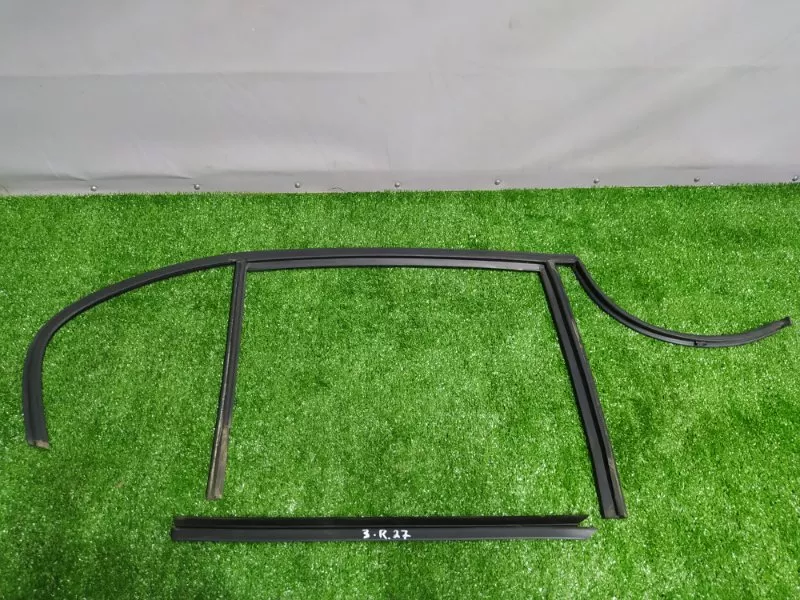 Уплотнитель стекла двери