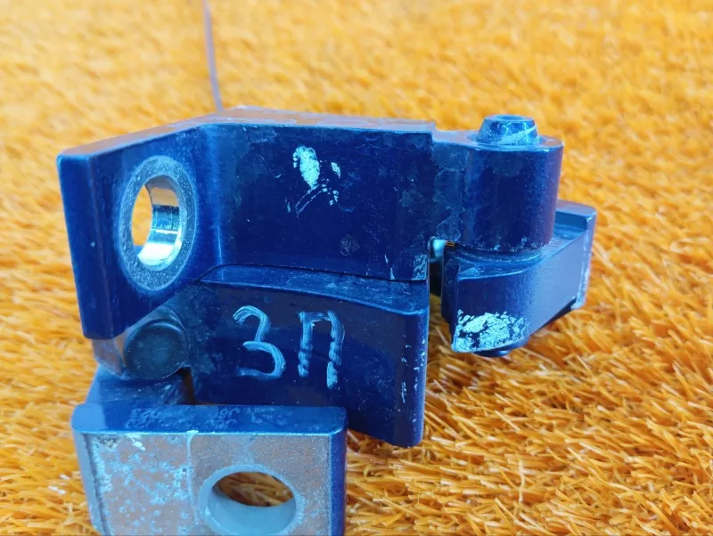 Петля двери