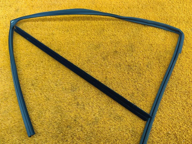 Уплотнитель стекла двери