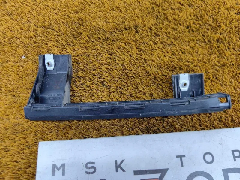 Направляющая стекла двери