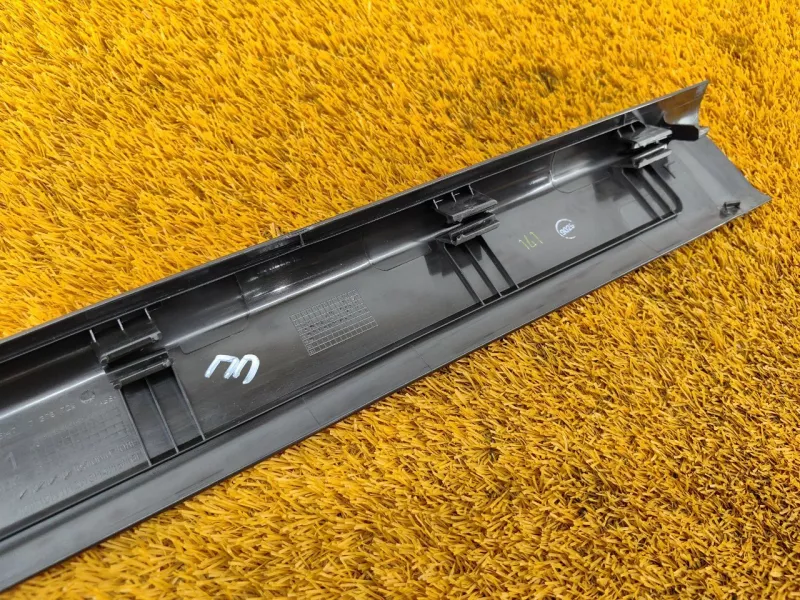 Накладка на порог салона