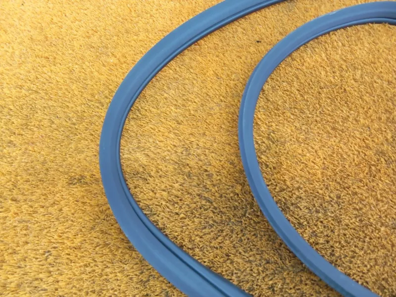 Уплотнитель проема двери