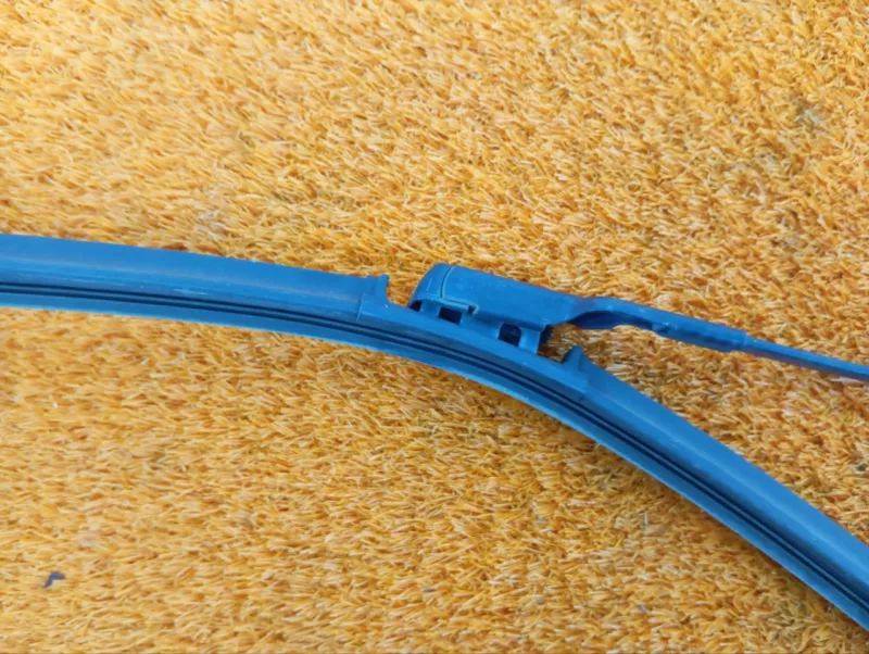 Поводок стеклоочистителя лобового стекла